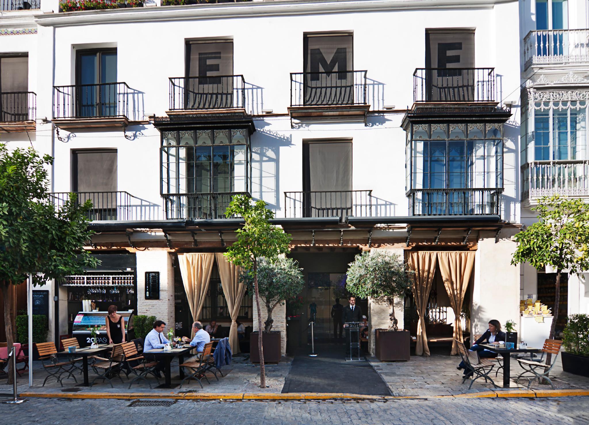 Eme Catedral Mercer Hotel Sevilha Exterior foto A typical café in Seville