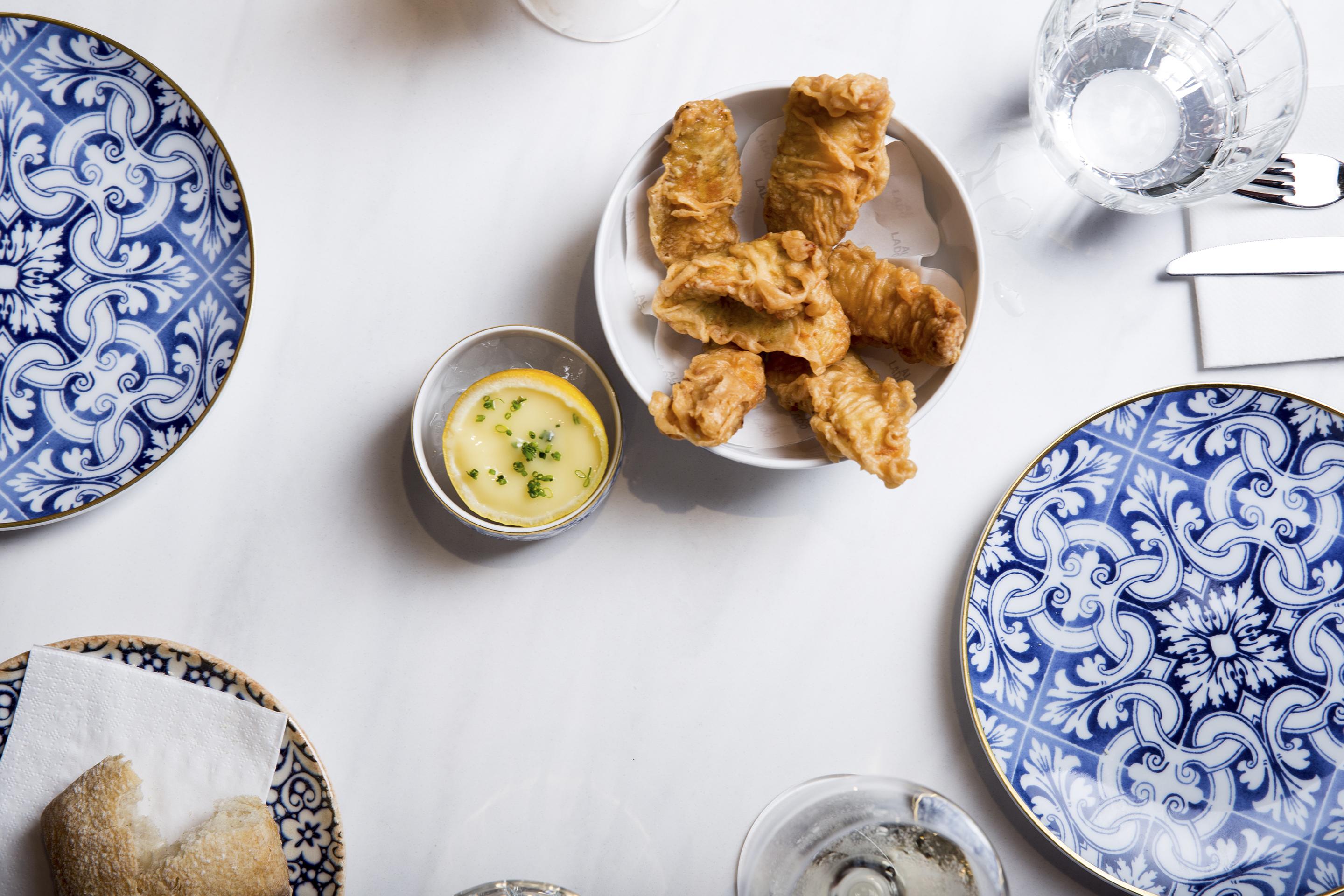 Eme Catedral Mercer Hotel Sevilha Exterior foto Fried chicken at the restaurant