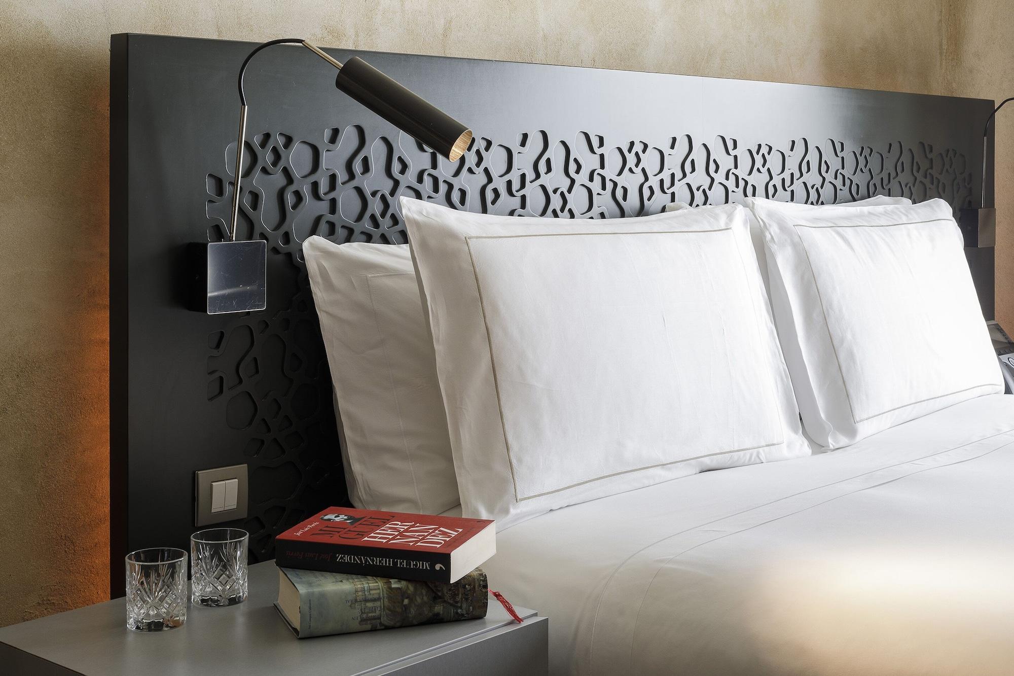 Eme Catedral Mercer Hotel Sevilha Exterior foto A room at the hotel