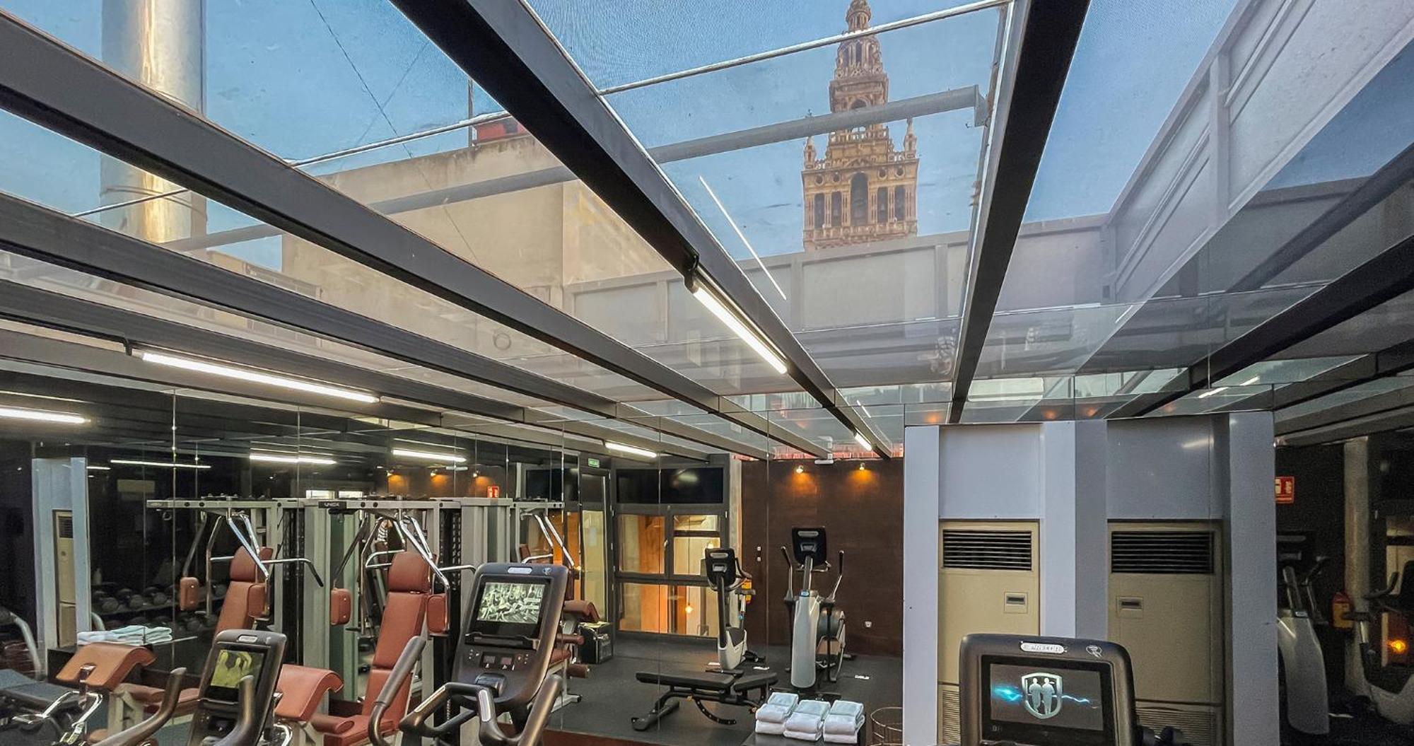 Eme Catedral Mercer Hotel Sevilha Exterior foto The gym at the hotel