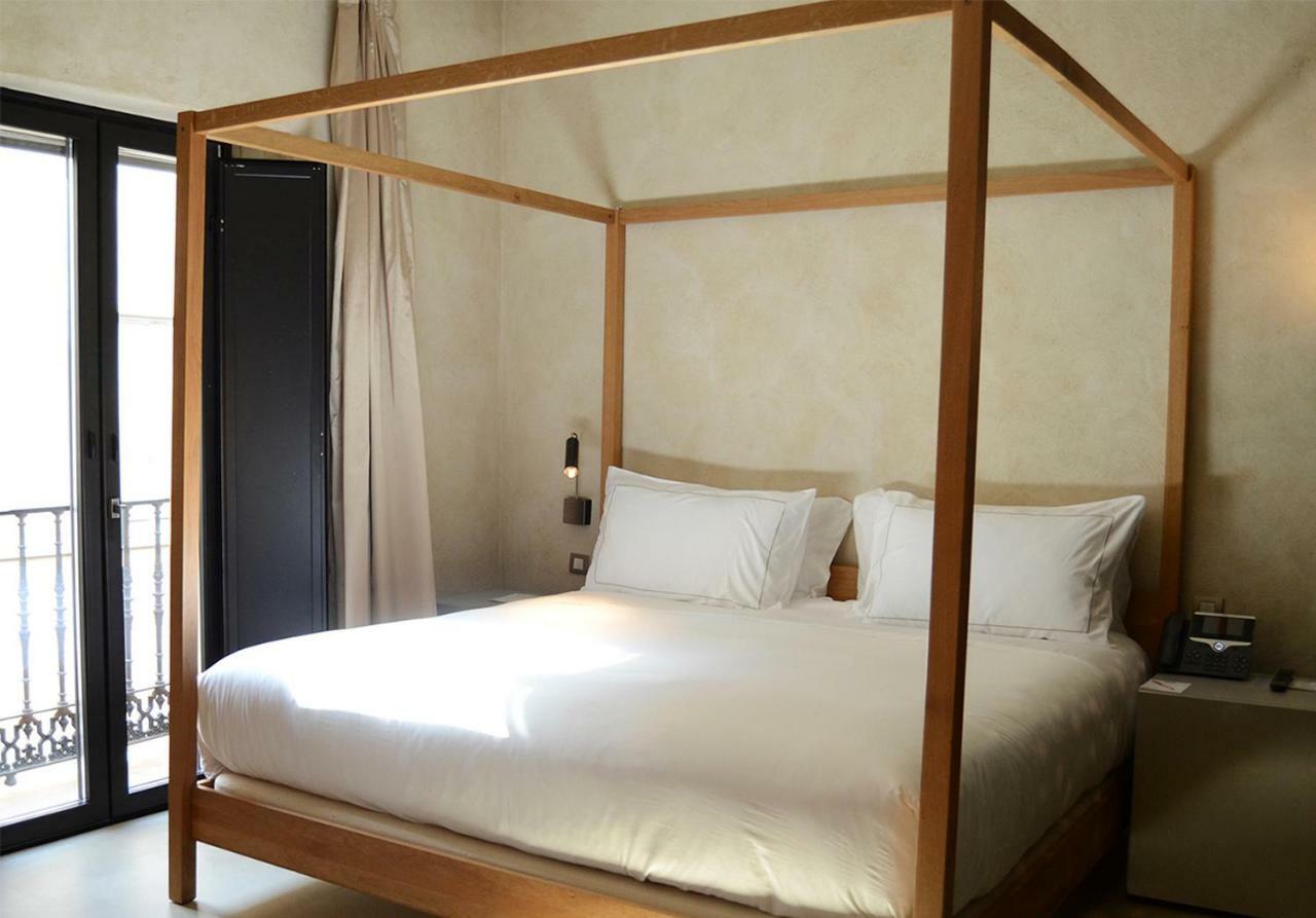 Eme Catedral Mercer Hotel Sevilha Exterior foto A four-poster bed