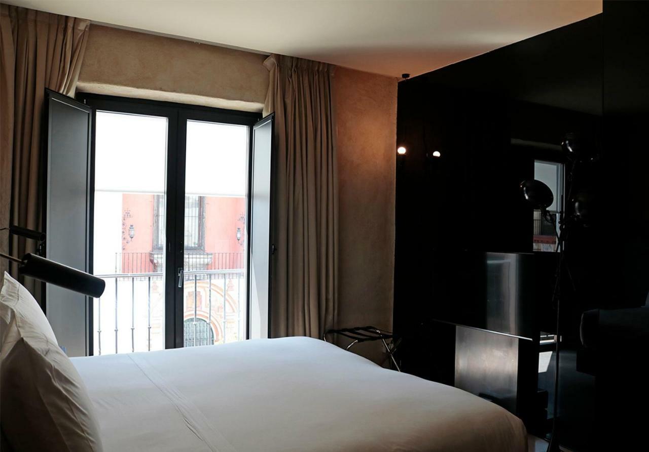 Eme Catedral Mercer Hotel Sevilha Exterior foto A room at the hotel