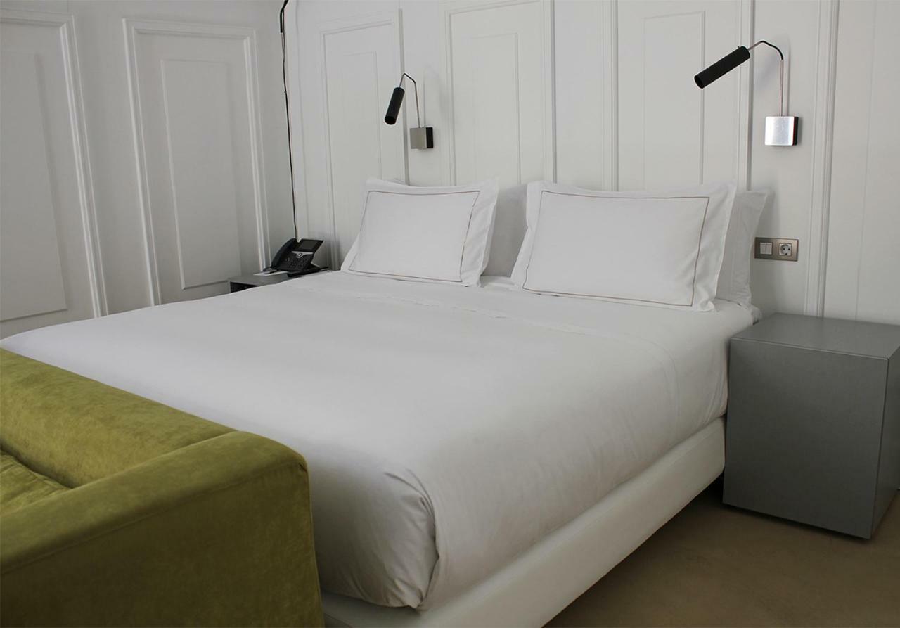 Eme Catedral Mercer Hotel Sevilha Exterior foto A bed with a duvet