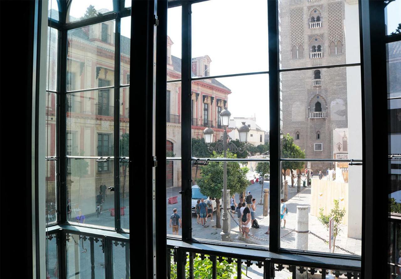 Eme Catedral Mercer Hotel Sevilha Exterior foto A window in the house of Picasso in Barcelona