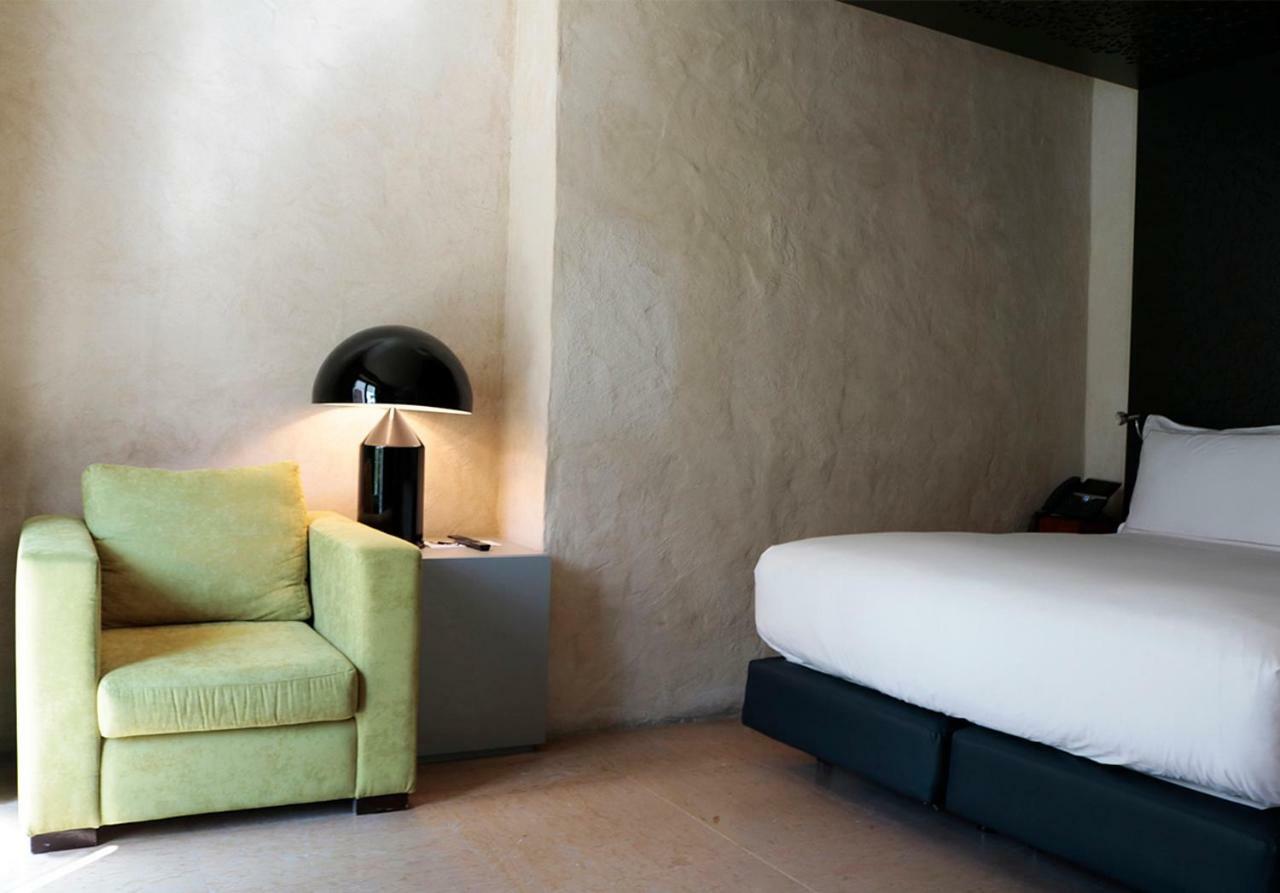 Eme Catedral Mercer Hotel Sevilha Exterior foto A room at the hotel