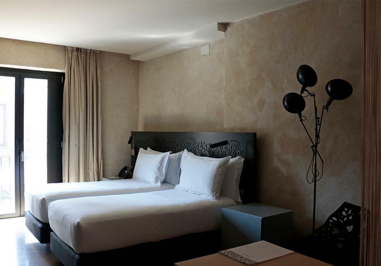 Eme Catedral Mercer Hotel Sevilha Exterior foto A room at the hotel