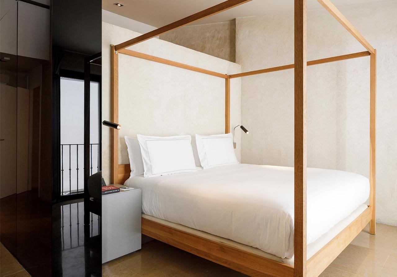 Eme Catedral Mercer Hotel Sevilha Exterior foto A four-poster bed