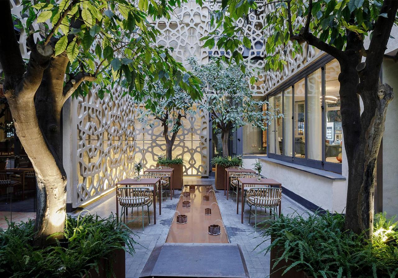 Eme Catedral Mercer Hotel Sevilha Exterior foto The courtyard at the hotel
