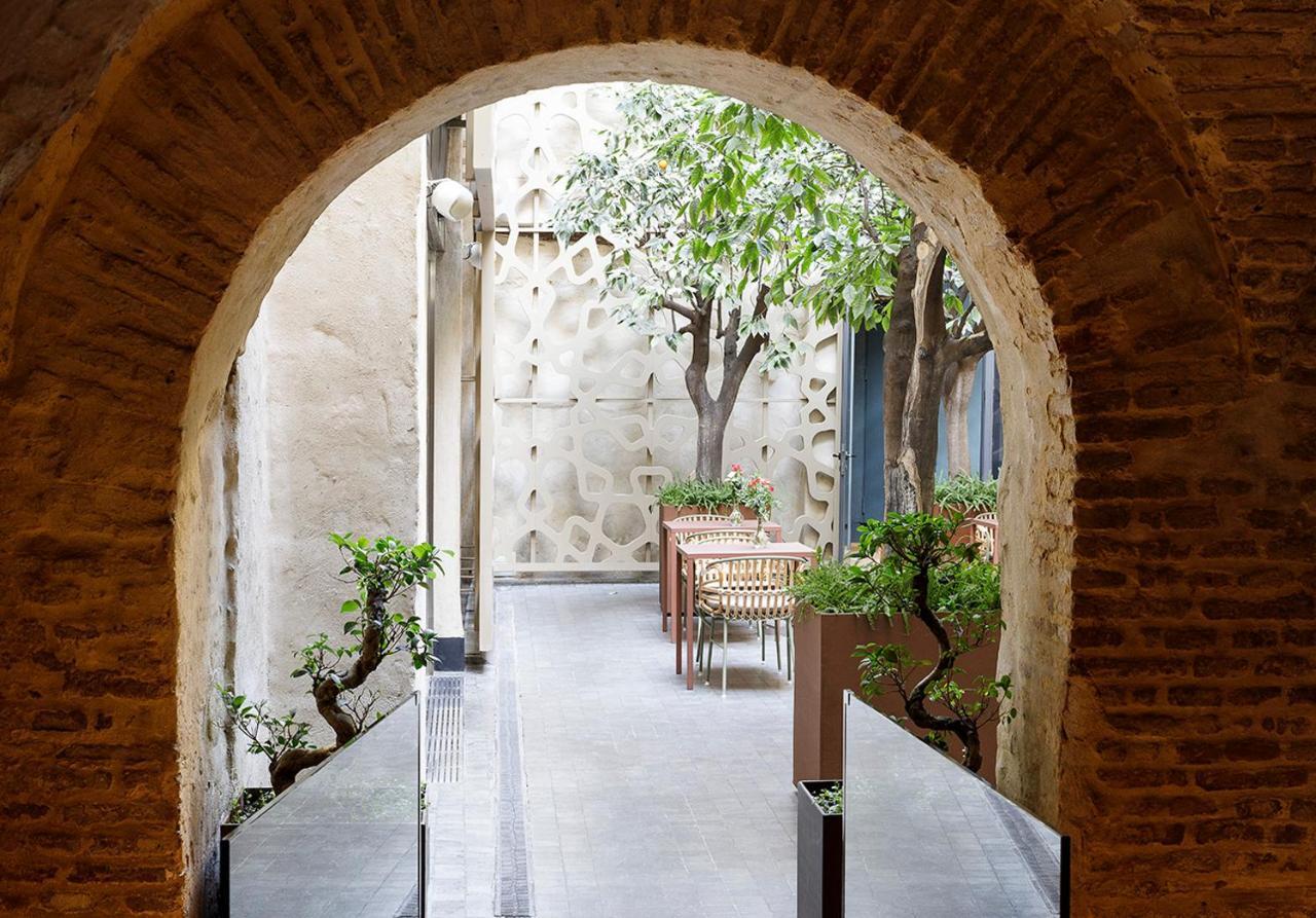 Eme Catedral Mercer Hotel Sevilha Exterior foto The courtyard of the museum