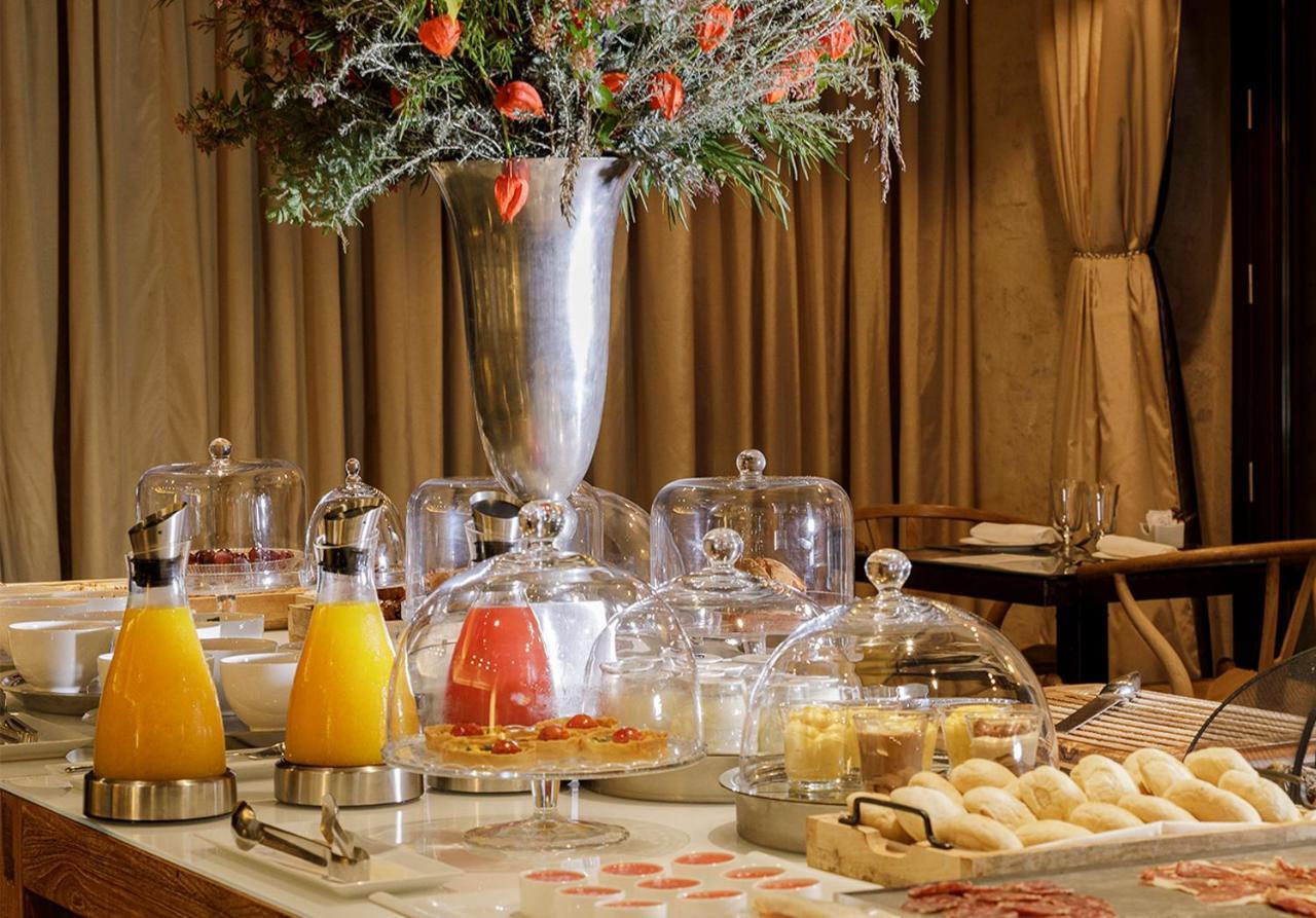 Eme Catedral Mercer Hotel Sevilha Exterior foto A breakfast buffet